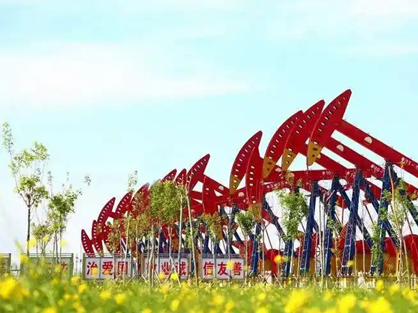 the automatic pipe pusher device of the downhole operations company of dagang oilfield reduces burde(图1)