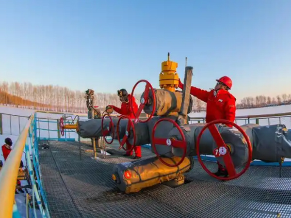 the tuha oilfield is accelerating efforts to advance its one million kilowatt-level new energy proje(图1)